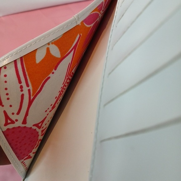 Lilly Pulitzer Card Wallet With Pink, Orange And White Floral Pattern - Picture 5 of 5